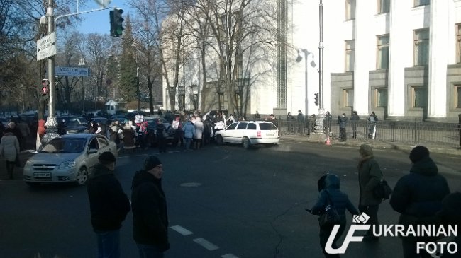 100 митингующих вкладчиков VAB Банка перекрыли дорогу возле Рады