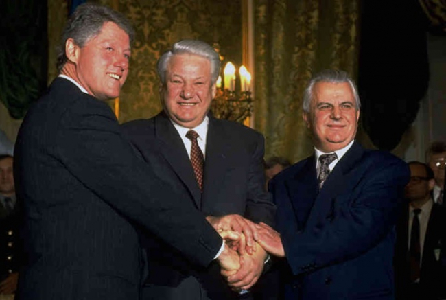 Подписание Будапештского меморандума в 1994 году. Клинтон, Ельцин и Кравчук. Фото: europebetweeneastandwest.wordpress.com