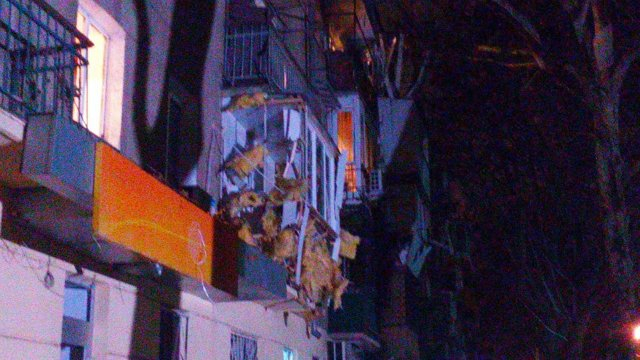 взрывной волной повреждены окна и балконы близлежащих жилых домов.