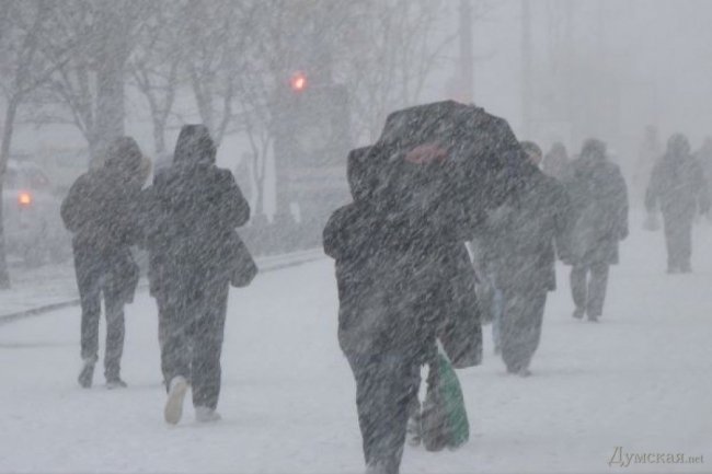 В городе из-за снегопада парализовано движение транспорта
