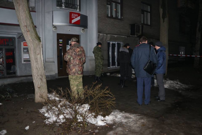 На месте взрыва работали взрыво-техническая служба, криминалистическая лаборатория, кинологическая служба и следственно-оперативная группа райотдела