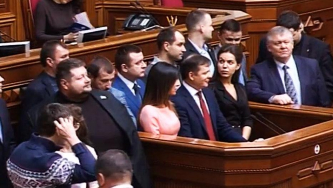 Ляшко с соратниками заблокировал трибуну и требует уволить министра инфраструктуры