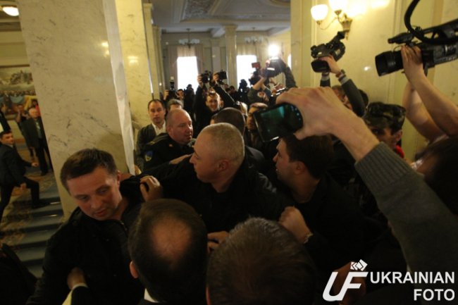 Драка перенеслась в кулуары парламента.
