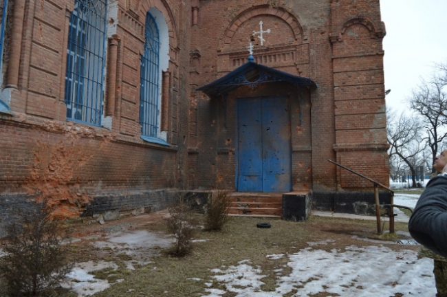 Повреждена обстрелами церковь в Трехизбенке