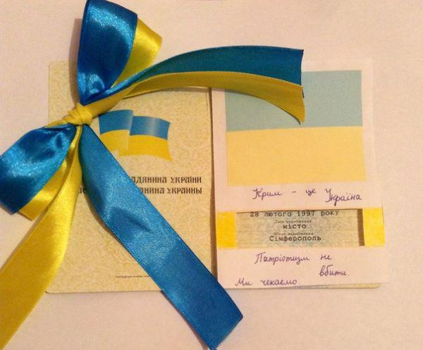 Жители Крыма сфотографировали свои украинские паспорты
