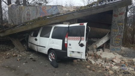 Водитель влетел в остановку