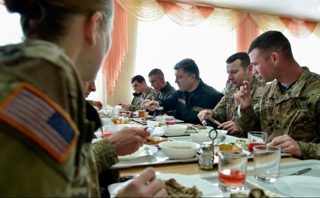 Порошенко пообедал с военными. Фото: @APUkraine