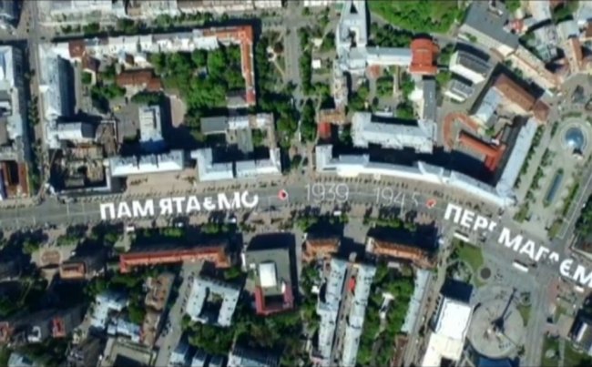 Інсталяція на честь Дня Перемоги на Хрещатику