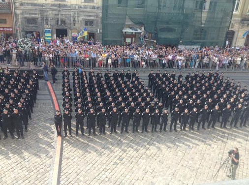 Во Львове новая полиция присягнула на верность народу