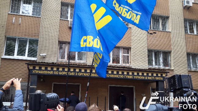 Тягнибок прибый на 3 допрос в МВД