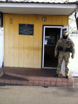 Сотрудники спецслужбы задержали работников пункта пропуска при получении очередной взятки.