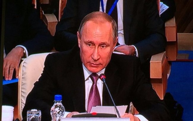 Путін зупинив виступ, почекав, поки знайдуть перекладача.