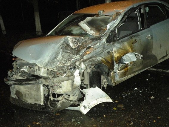 Автомобиль выехал на встречку и врезался в автобус