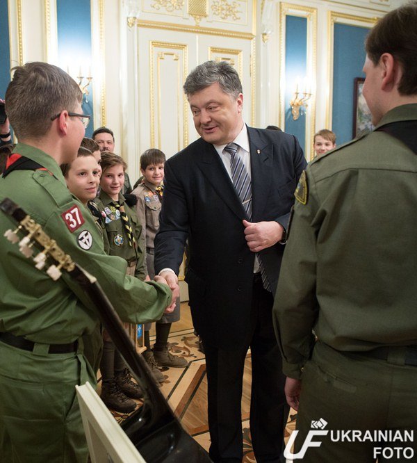 Вифлеемский огонь мира передали Президенту Украины