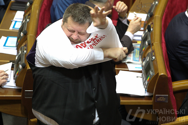 Игорь Мосийчук примеряет ''свободу'' Надежды Савченко. Автор: Вячеслав Ратынский