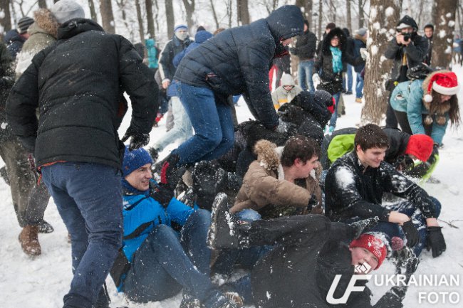 Битва снегом в Мариинском парке