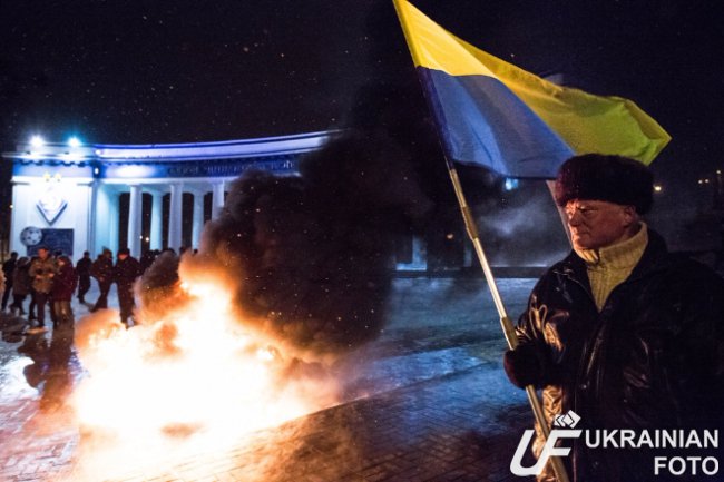 На Грушевского жгли шины