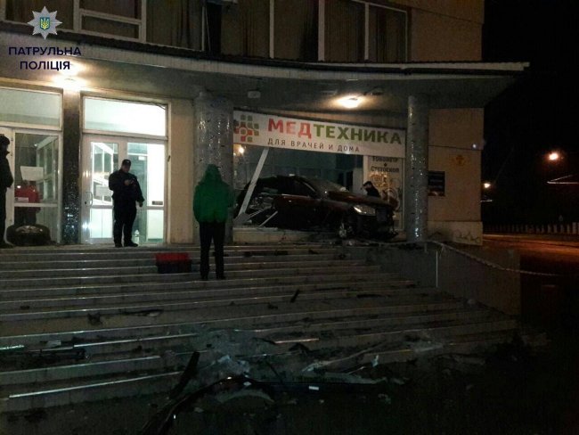Пьяный водитель Mercedes-Benz не справился с управлением и врезался в магазин