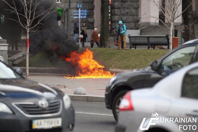 В центре Киева напротив КГГА горят шины