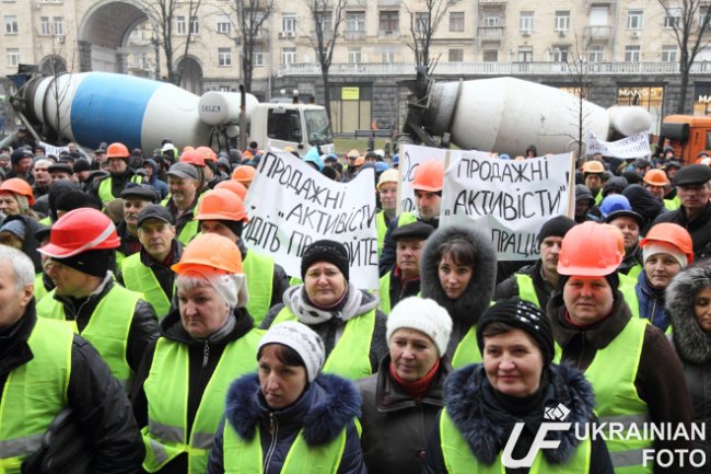 Одна полоса движения на Крещатике перекрыта бетономешалками