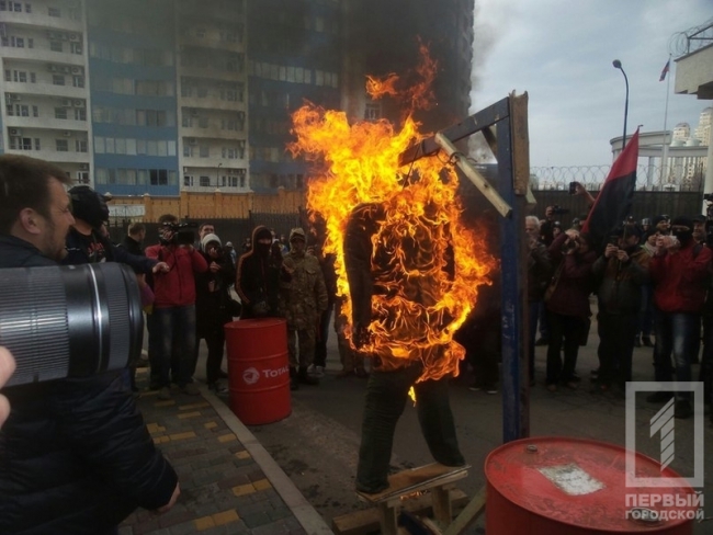 В Одессе под российским консульством сожгли чучело Путина