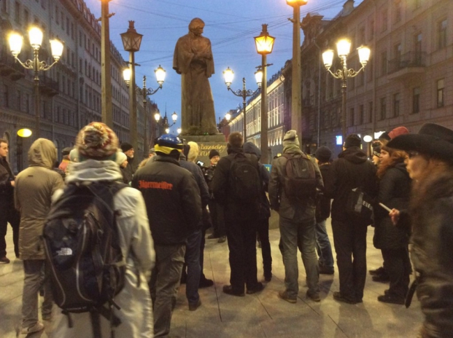 В Питере народ собрался возле памятника Гоголю, чтобы поддержать Савченко