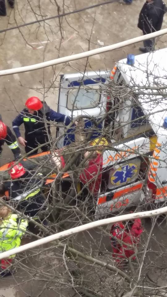 Во Львове строителей засыпало землей
