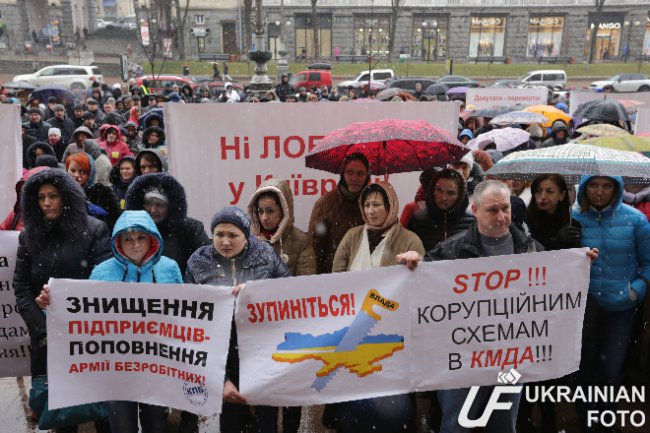 Возле КГГА проходит митинг против запрета продажи алкоголя в МАФах