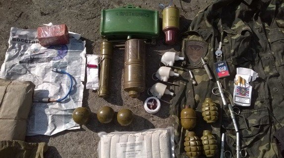 В Донецкой области обнаружили тайник с боеприпасами и символику 