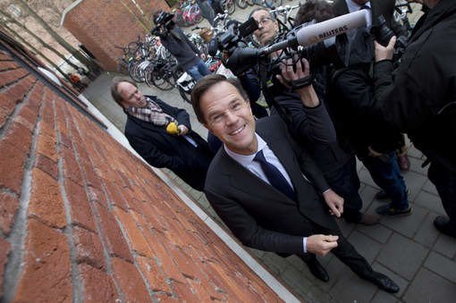 Рютте голосует на референдуме в Нидерландах в окружении камер