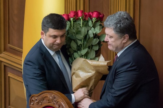 Гройсман получил букет роз от Президента
