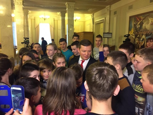 Дети окружили Ляшко в Раде