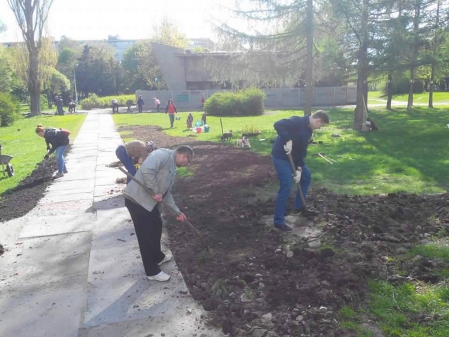 В Киеве убрали в парке Юность