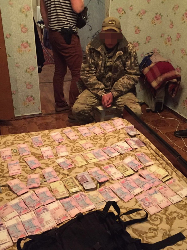 В Донецкой области на взятке поймали двух руководителей КПВВ