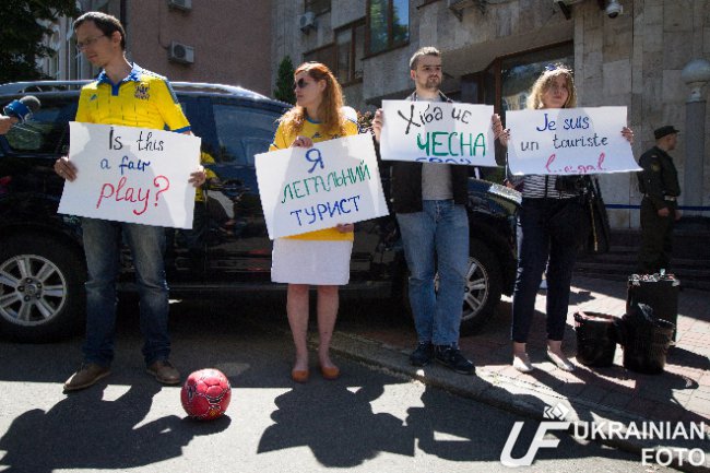 СМИ устроили акцию протеста возле Французского посольства