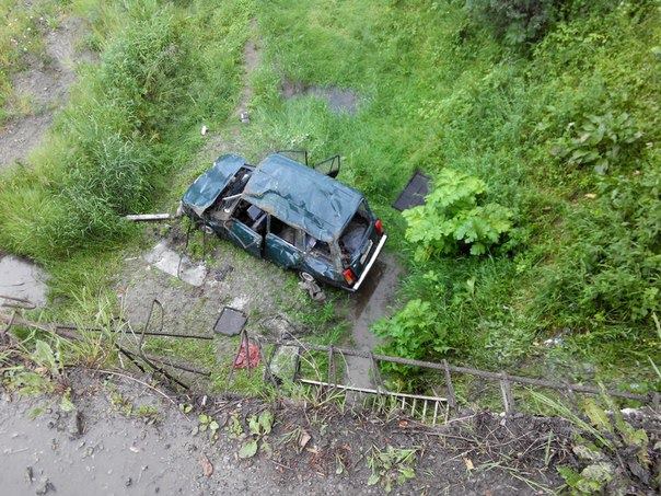 ВАЗ на ходу упал с моста. Фото: facebook.com/groups/govarta1