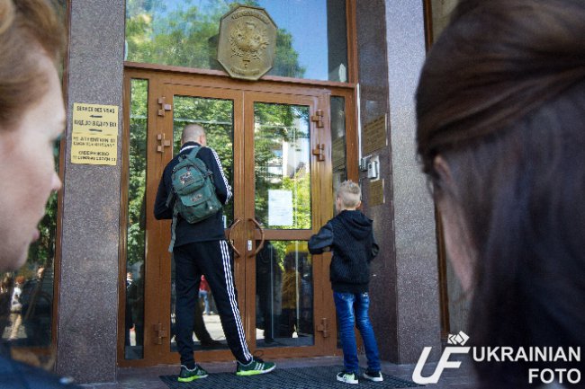 Бобенчик стоял под посольством, чтобы подать апелляцию