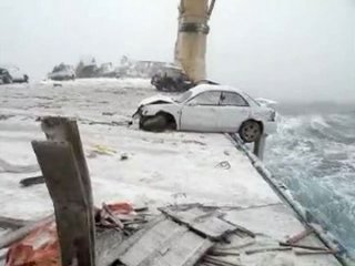 На палубе осталось 12 машин, которые сильно повреждены.