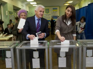 Владимир Литвин проголосовал на одном из избирательных участков в центре Киева.