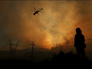 З вогнем борються близько 3 тисяч пожежників. У гасінні пожежі задіяні 16 вертольотів і 10 літаків.